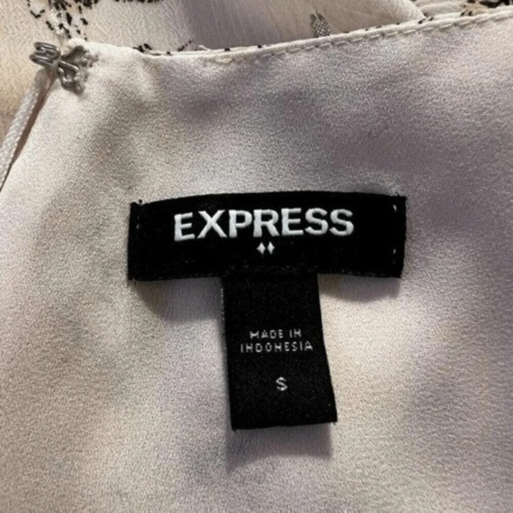 EXPRESS Light Pink‎ Chiffon Floral With Silver Threading Blouse NWOT Size Small - Picture 9 of 9